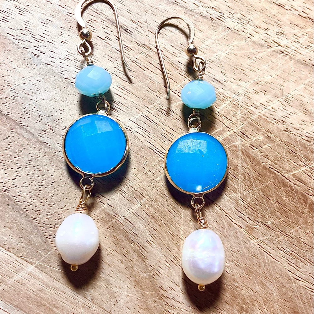 Pearl white barrel,Blue Jade, Blue Calcedony,  Lustrous Pearl. 14K wire. - Picture 5 of 5